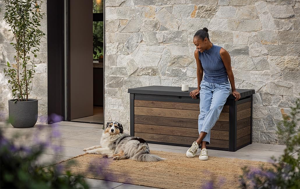 Keter Signature Aufbewahrungsbox 570L Walnuss - Gartenbox mit Holzoptik & Sitzfunktion - Wetterfeste Kissenbox mit Gasdruckfedern