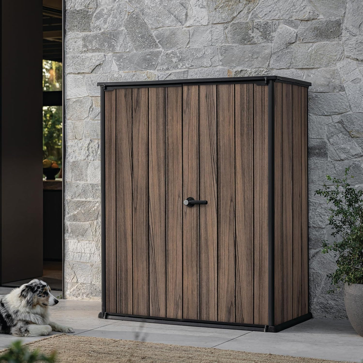 Keter Signature Gartenschrank aus wetterfestem Kunststoff mit Metallverstärkung 1400 Liter Stauraum, abschließbar, Rosenholz-Design